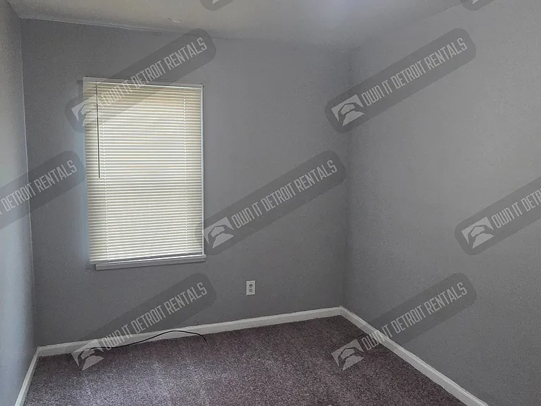 18624 Albion St — Photo 9