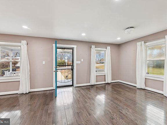 5th image of 4527 Deer Park Dr