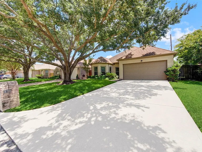 1811 Emerald Green Dr — Photo 4