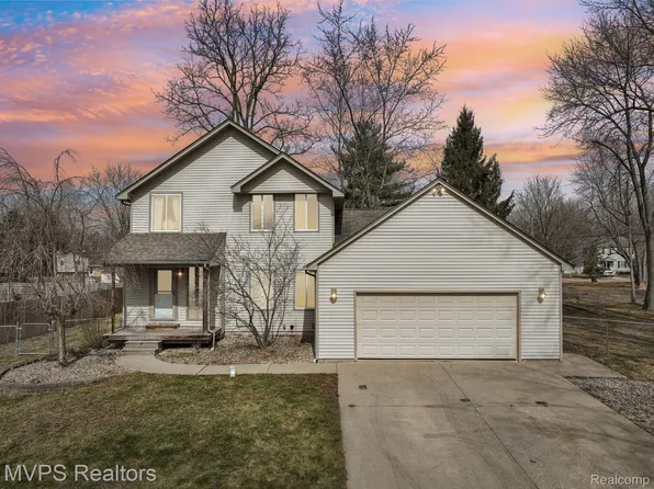 1009 Ferguson St, Lake Orion, MI 48362