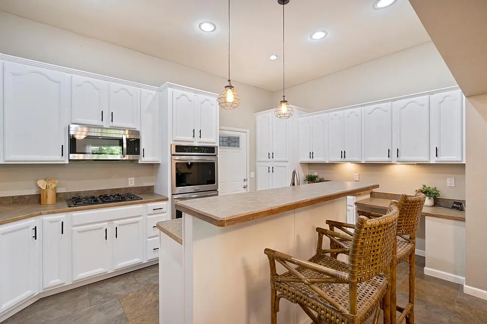 4 bed, 3817 sqft, $3,000 — Photo 4