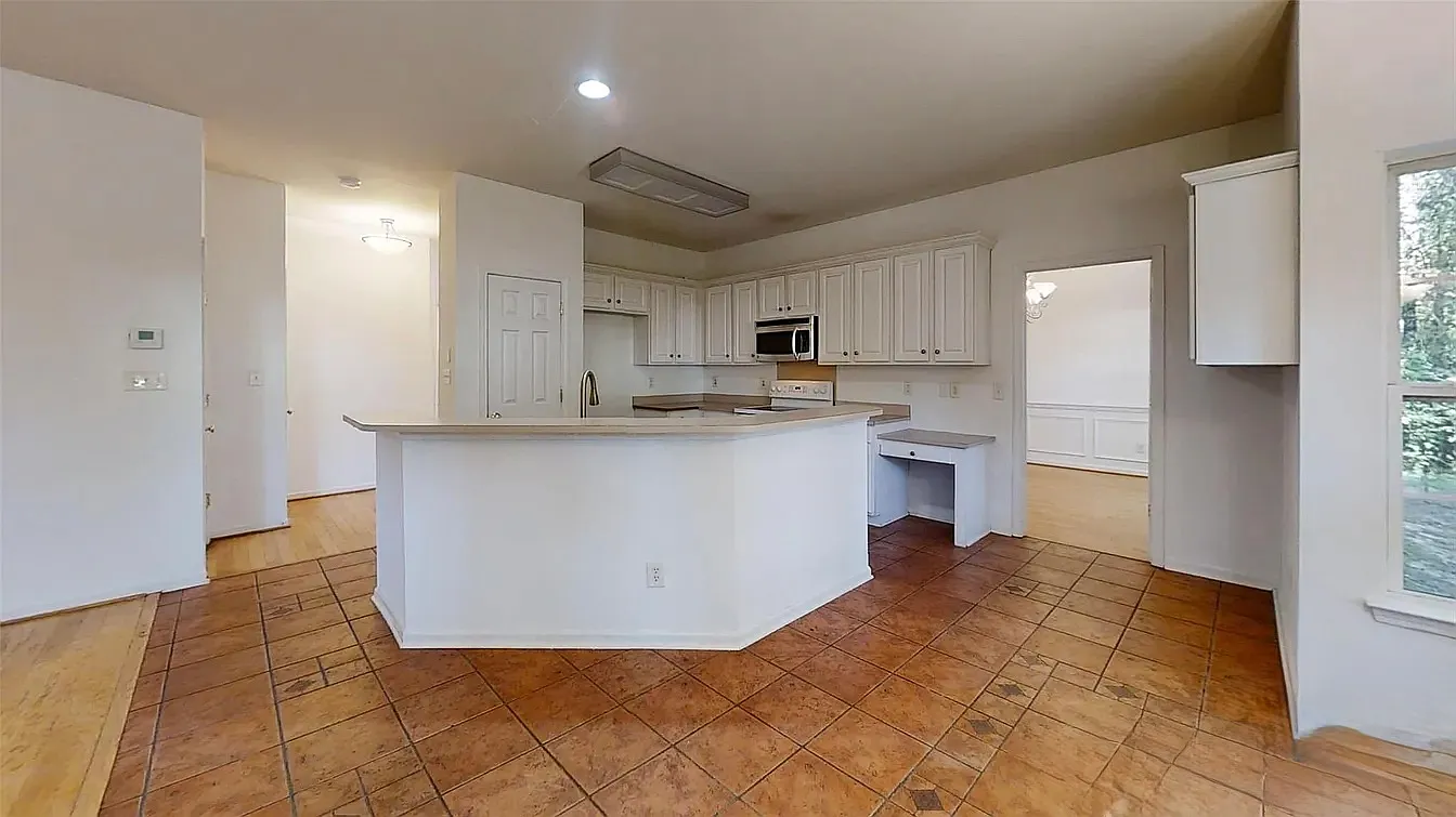 4 bed, 2475 sqft, $2,600 — Photo 3