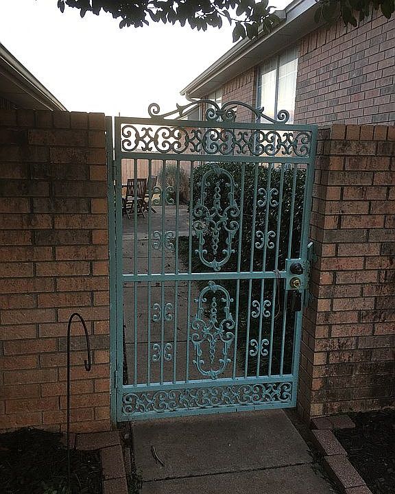 Front gate to zerolot line