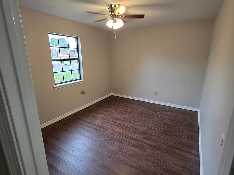 1202 University Dr — Photo 6