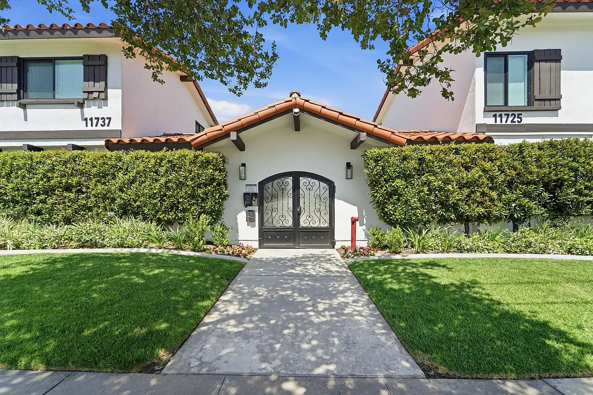 Building Photo - 11751 Downey Ave #1