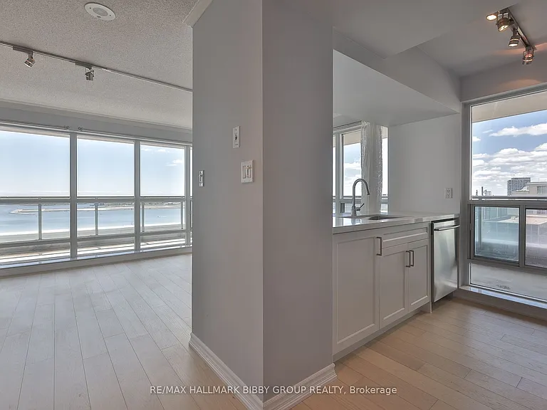 410 Queens Quay W #1103 — Photo 9