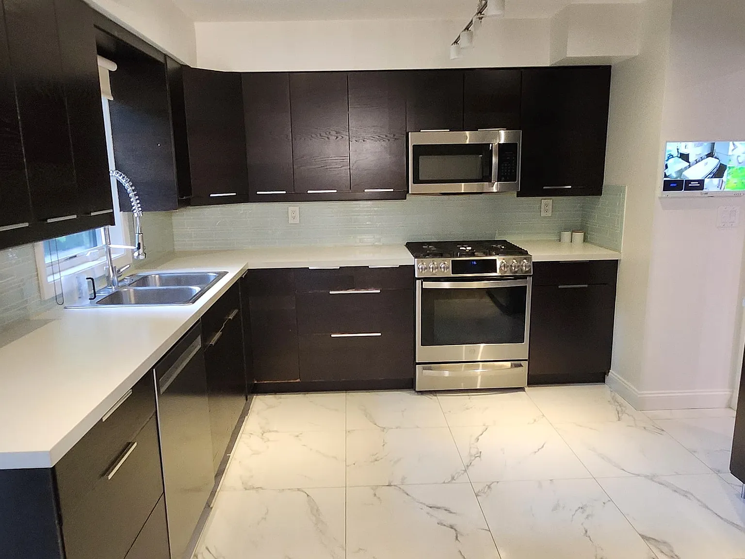5 bed, 2.5 bath, 2040 sqft, $5,000 — Photo 4