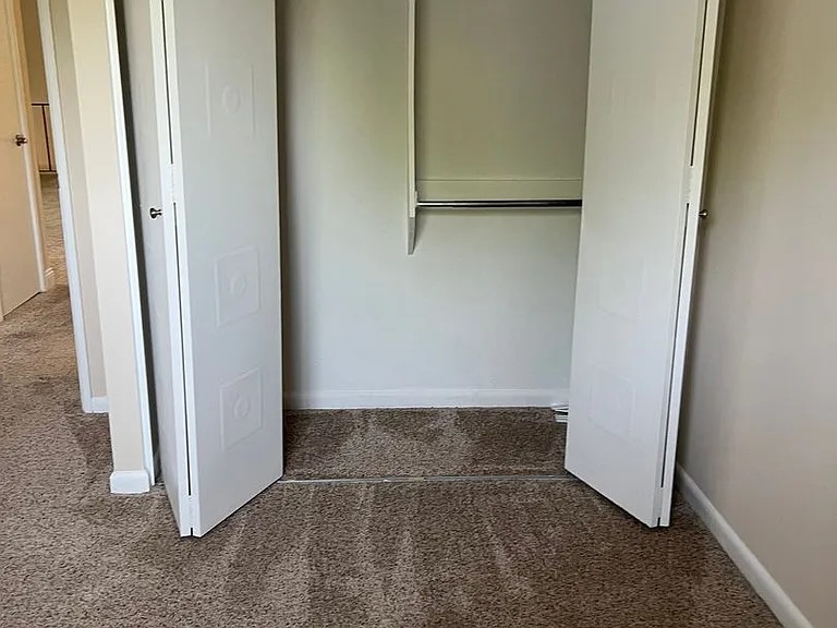 Robin Hood Apartments — Photo 3