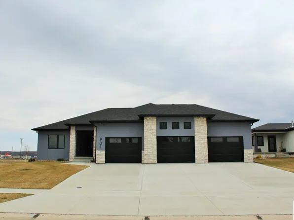 901 Lakeshore Cir, North Sioux City, SD 57049