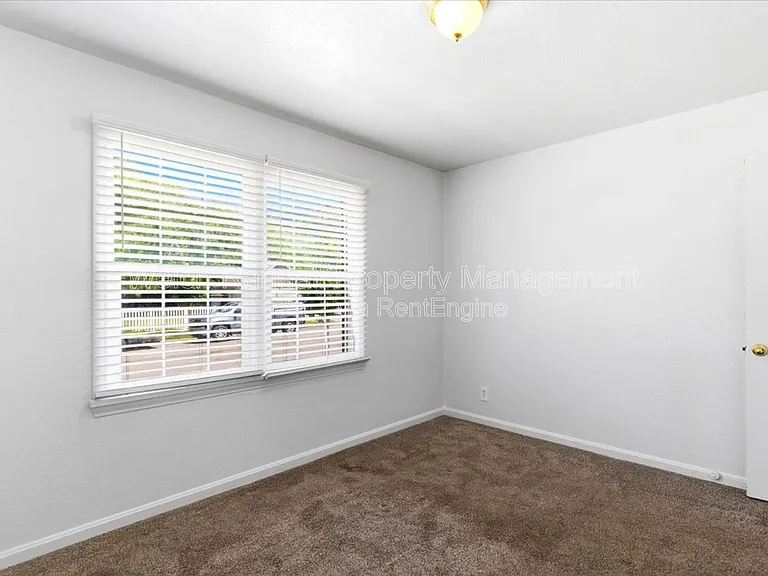 2709 Gramercy Ave #B — Photo 13
