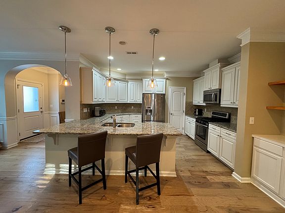 3rd image of 125 Diamond Head Dr