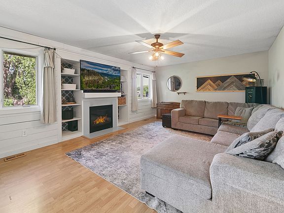 3rd image of 926 8th Ave NW