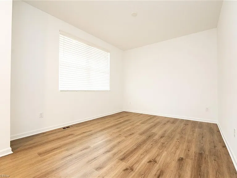 98 Brewster Dr — Photo 3