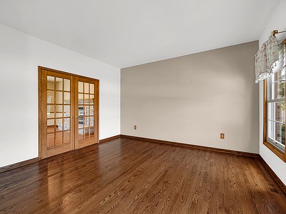 3rd image of 839 Hunter Dr