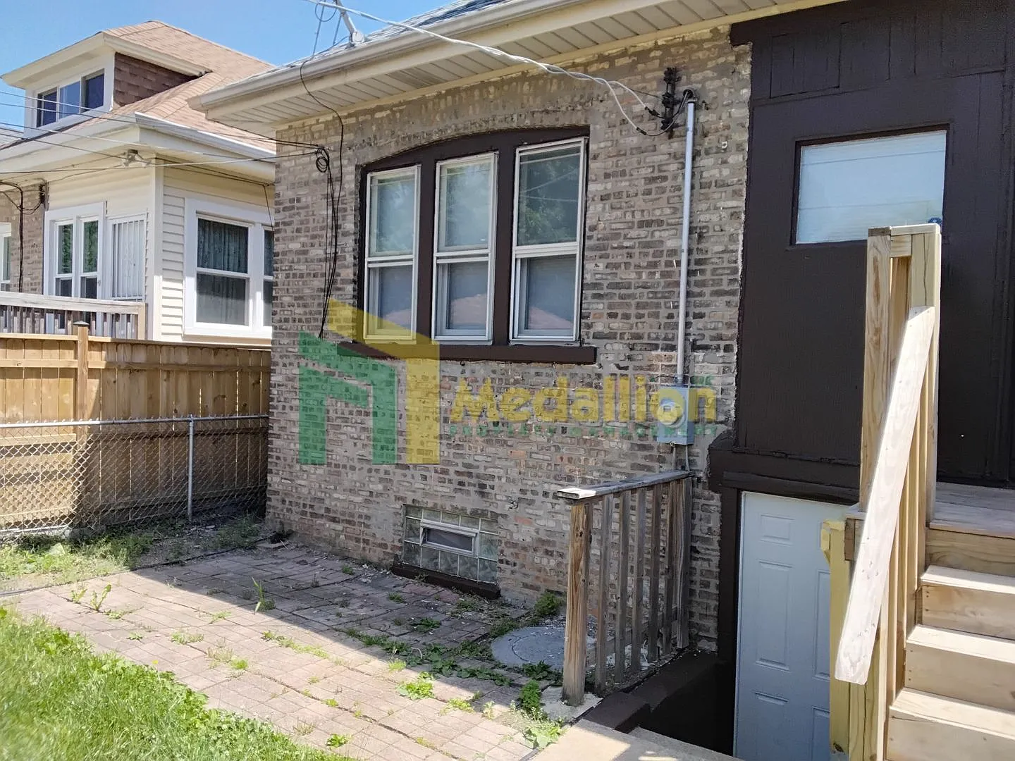 Spacious 5-Bedroom Brick Bungalow with Updated Interior — Photo 4