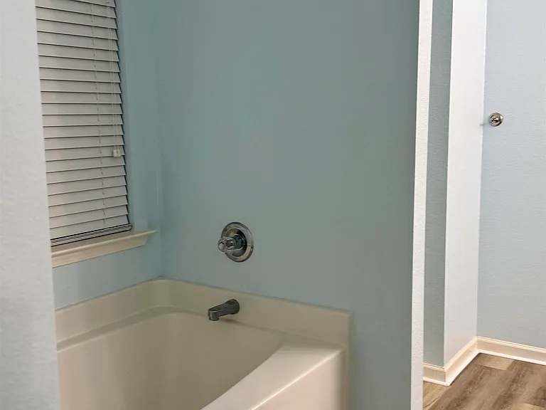 423 Haddenham Ct — Photo 15