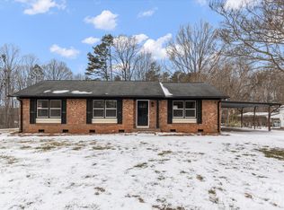 1090 Shalimar Dr, Winston Salem, NC 27107