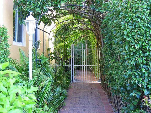 3rd image of 8 Isle Of Venice Dr APT 14