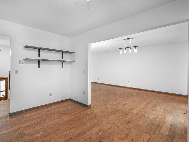 919 Forest Dr — Photo 5