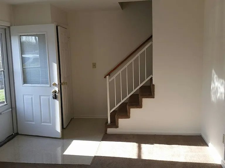 209 Surrey Ct — Photo 2