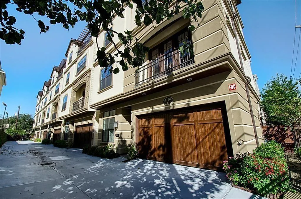 4 bed, 4.5 bath, 3000 sqft, $5,350 — Photo 1