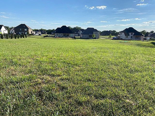 2nd image of 609 Diamond Peak Dr