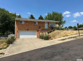 2105 Stoneybrook Rd, Pekin, IL 61554