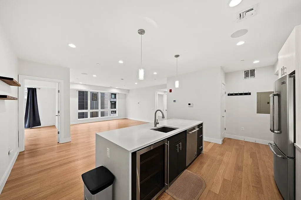 2 bed, 1180 sqft, $4,200 — Photo 2
