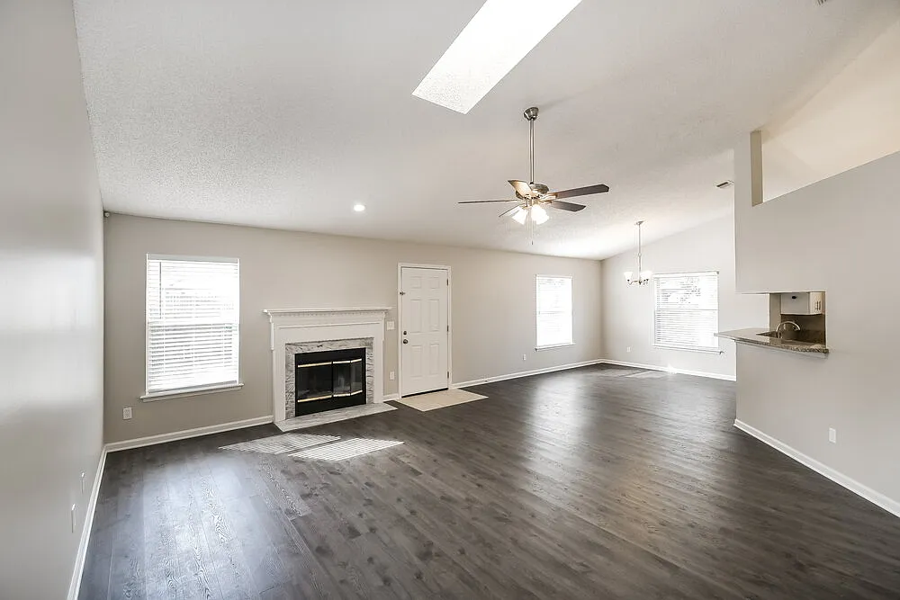 3 bed, 2.0 bath, 1683 sqft, $2,185 — Photo 4