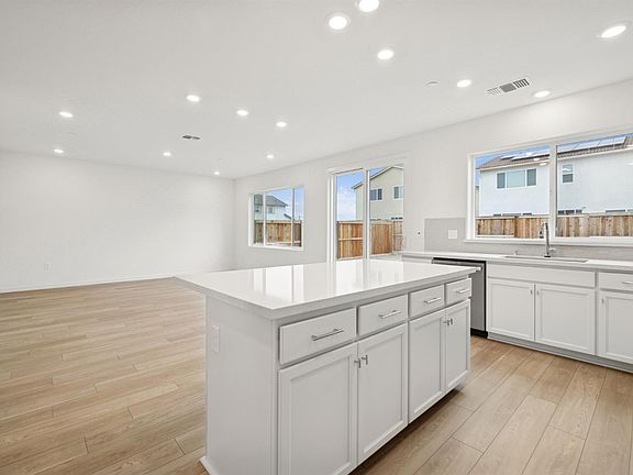 5th image of 412 Paine Ct
