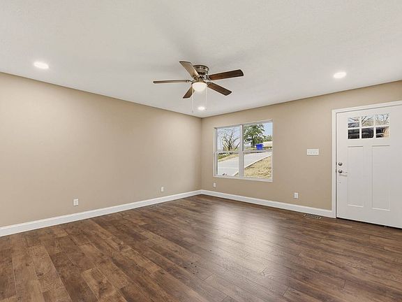 3rd image of 220 Nancy Ln