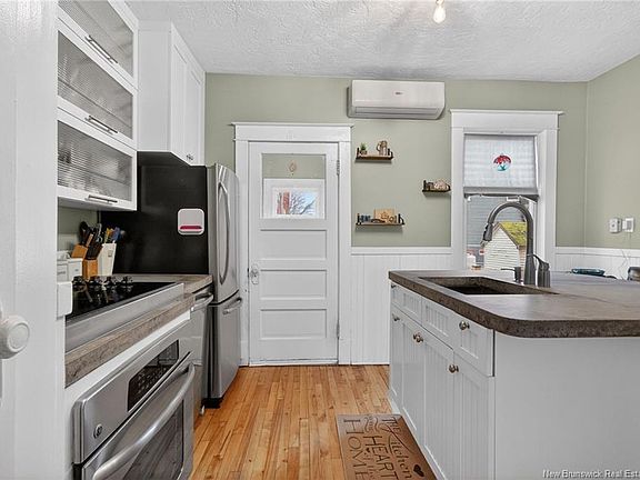 3rd image of 425 Lutz St