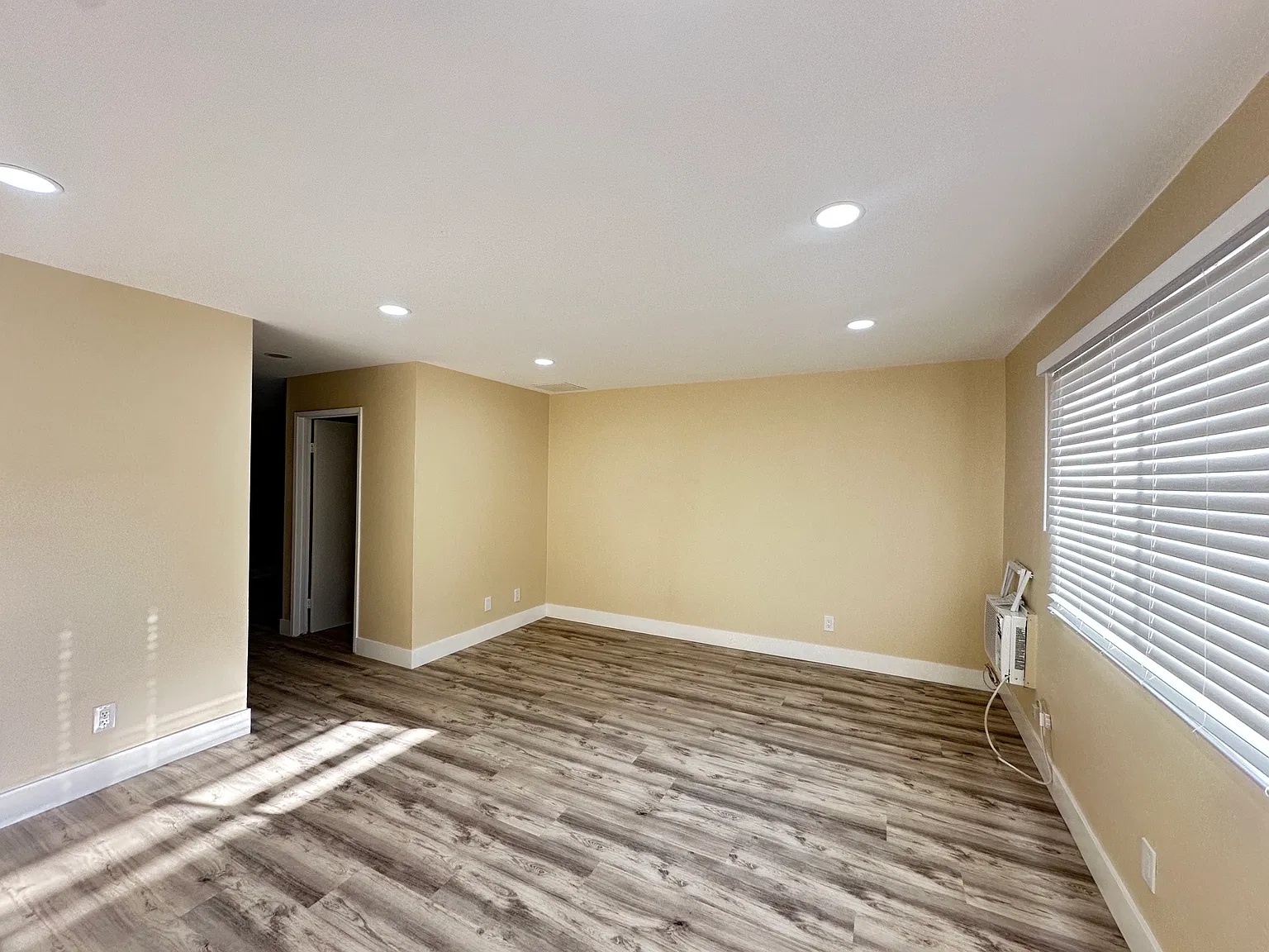2 bed, 1.5 bath, 1012 sqft, $3,000 — Photo 2