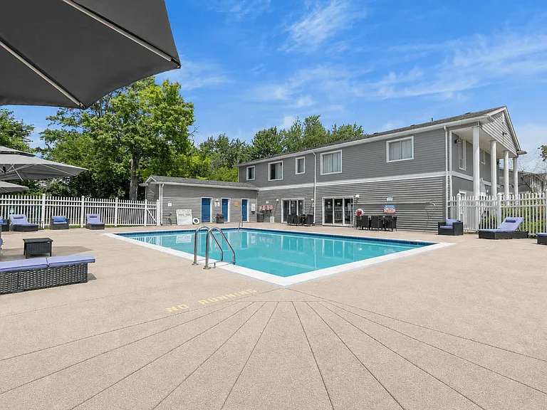 Bloomfield Square Apartments - Auburn Hills, MI — Photo 21