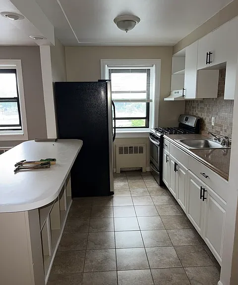2334 Hudson Ter #C6 — Photo 3