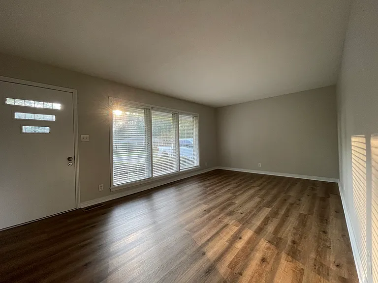 421 E Lakeside Dr — Photo 6