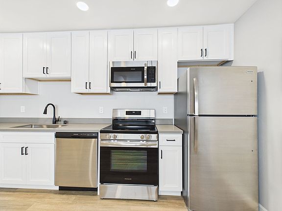 5th image of 1650 Emerald St #26
