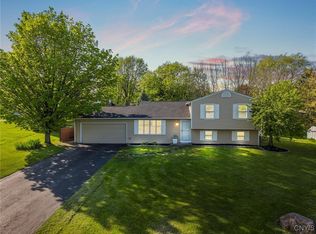 5761 Chantilly Ct, East Syracuse, NY 13057