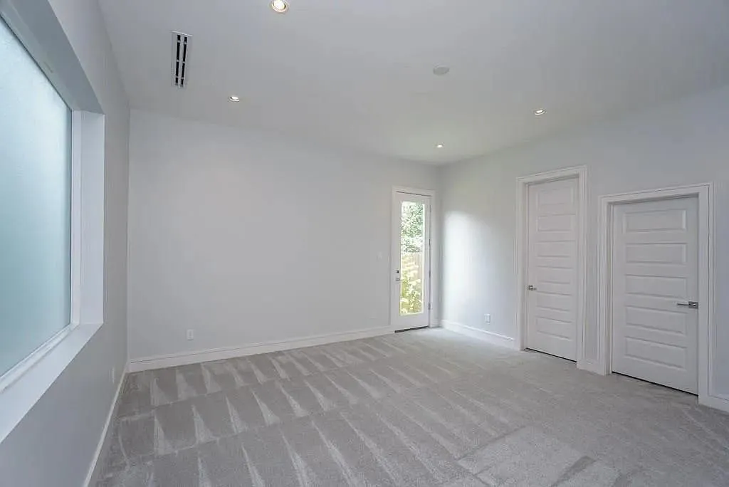 3 bed, 3.5 bath, 2832 sqft, $3,300 — Photo 2