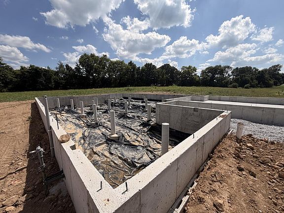 3rd image of 762 W Brook Hollow Road