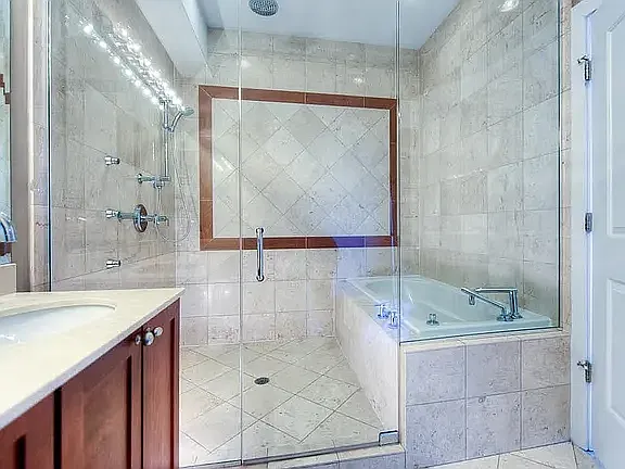2417 W Erie St #201 — Photo 8