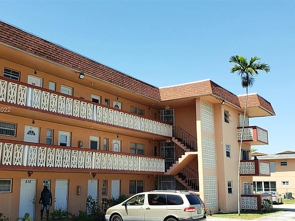 2nd image of 18900 NE 3rd Ct APT 522