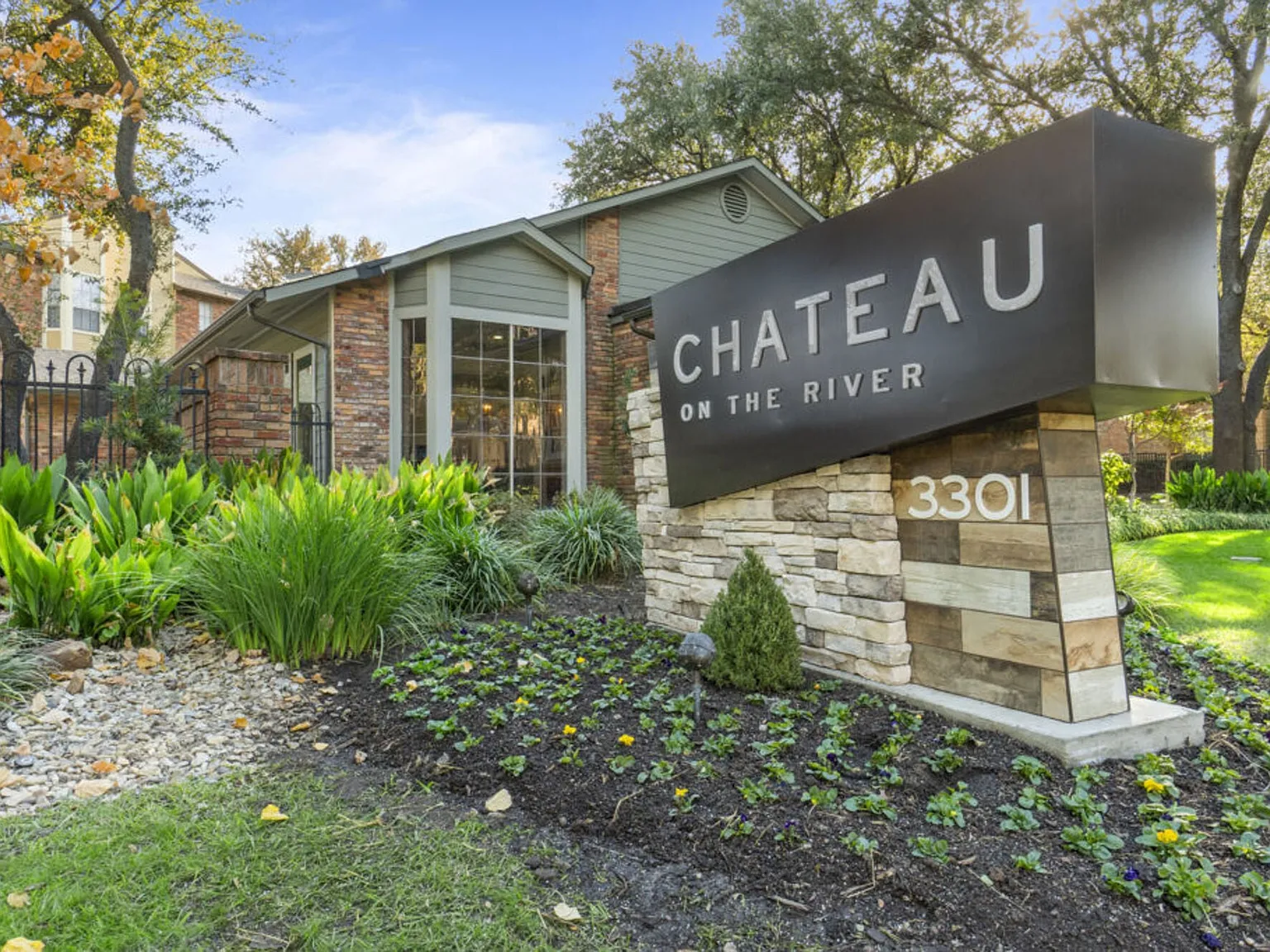 Chateau on the River Apartments — Photo 1