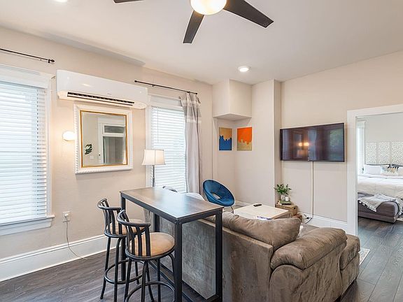 5th image of 215 W Beach Pl #201
