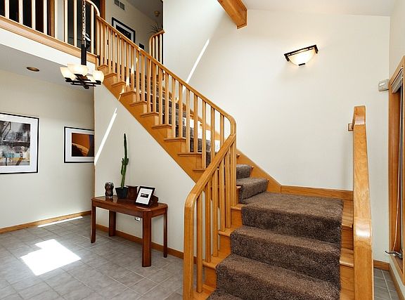 2nd image of 470 Jennifer Ln