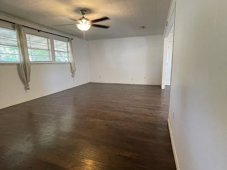 403 Live Oak St — Photo 3