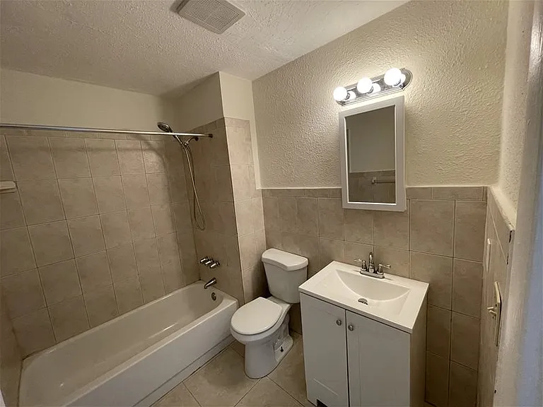 1148 W 28th St #2 — Photo 8