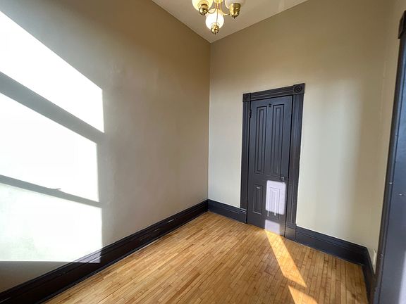 5th image of 937 University Ave W APT 1
