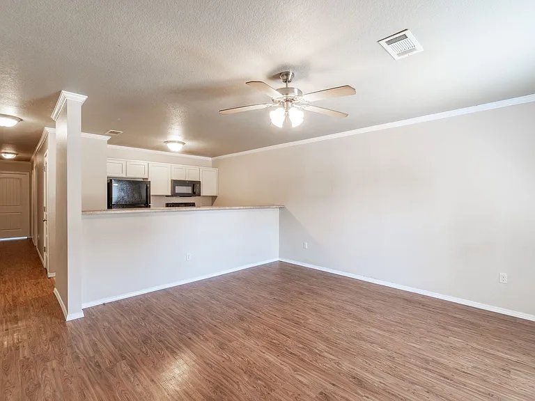 2763 Oakview Rd — Photo 2