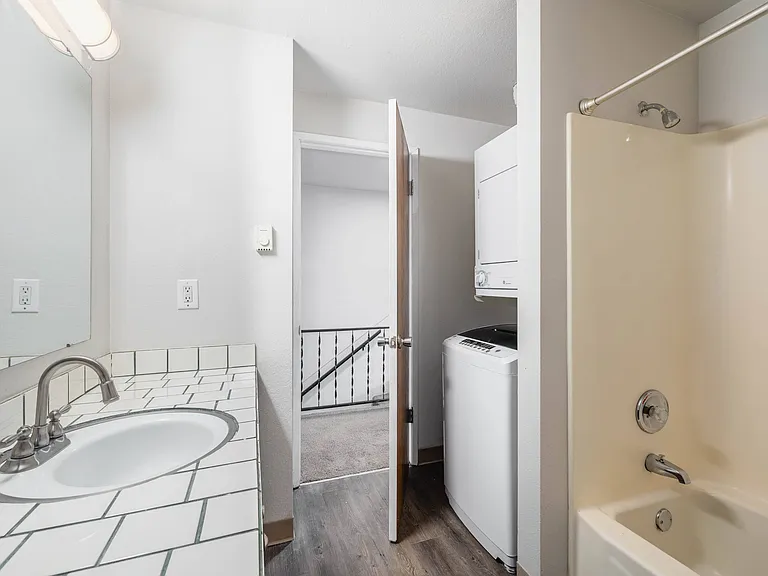 Aladdin Townhomes — Photo 6